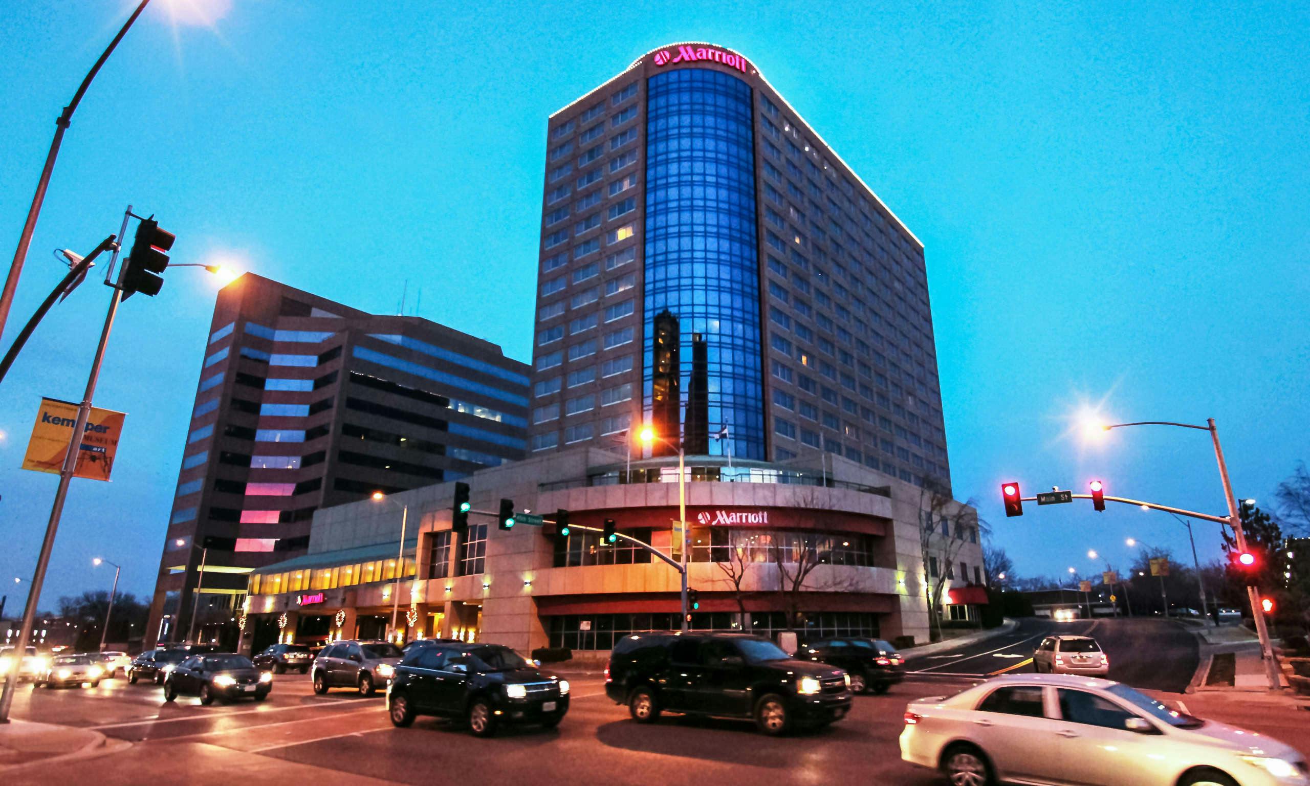 hotels with airport shuttle kansas city