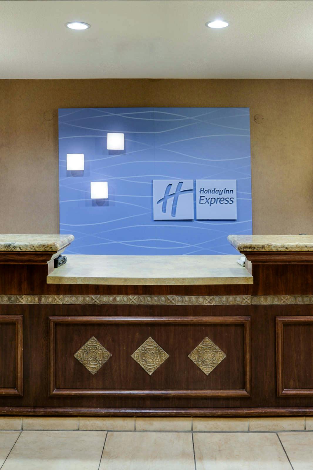 Hotel Holiday Inn Express Hotel & Suites Marina - State Beach photo 4