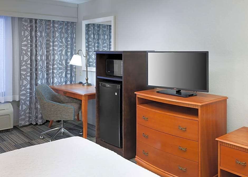 Hotel Hampton Inn & Suites Tulare photo 1