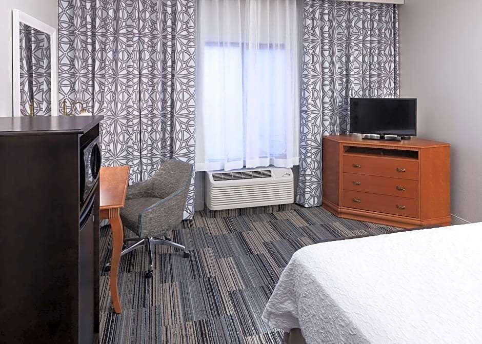 Hotel Hampton Inn & Suites Tulare photo 3