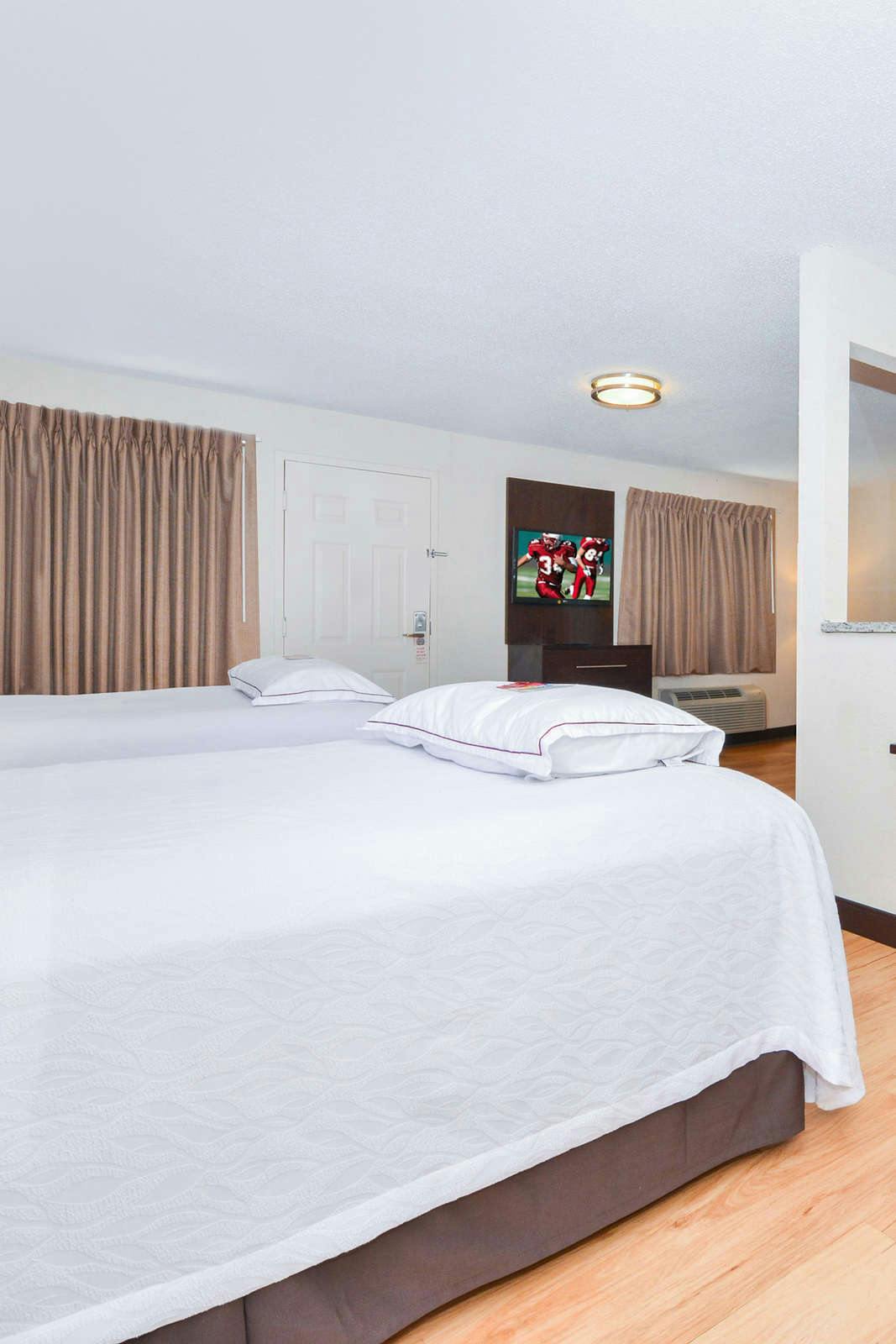 Hotel Red Roof PLUS+ & Suites Guilford photo 5