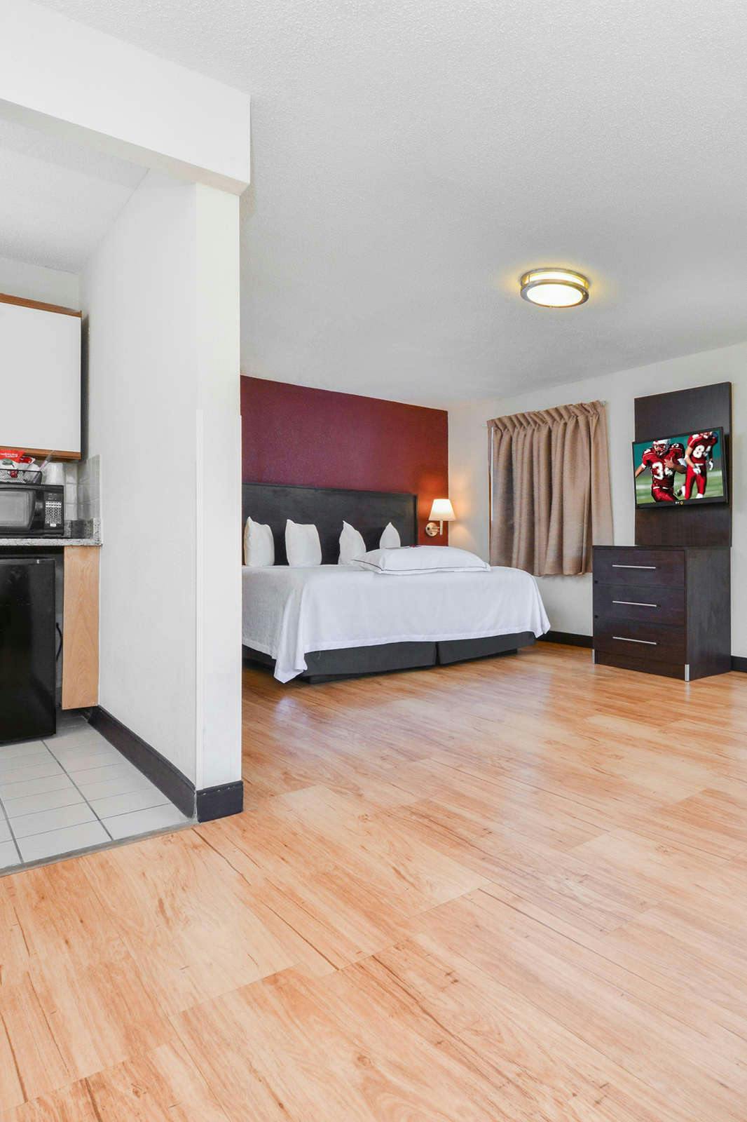 Hotel Red Roof PLUS+ & Suites Guilford photo 2