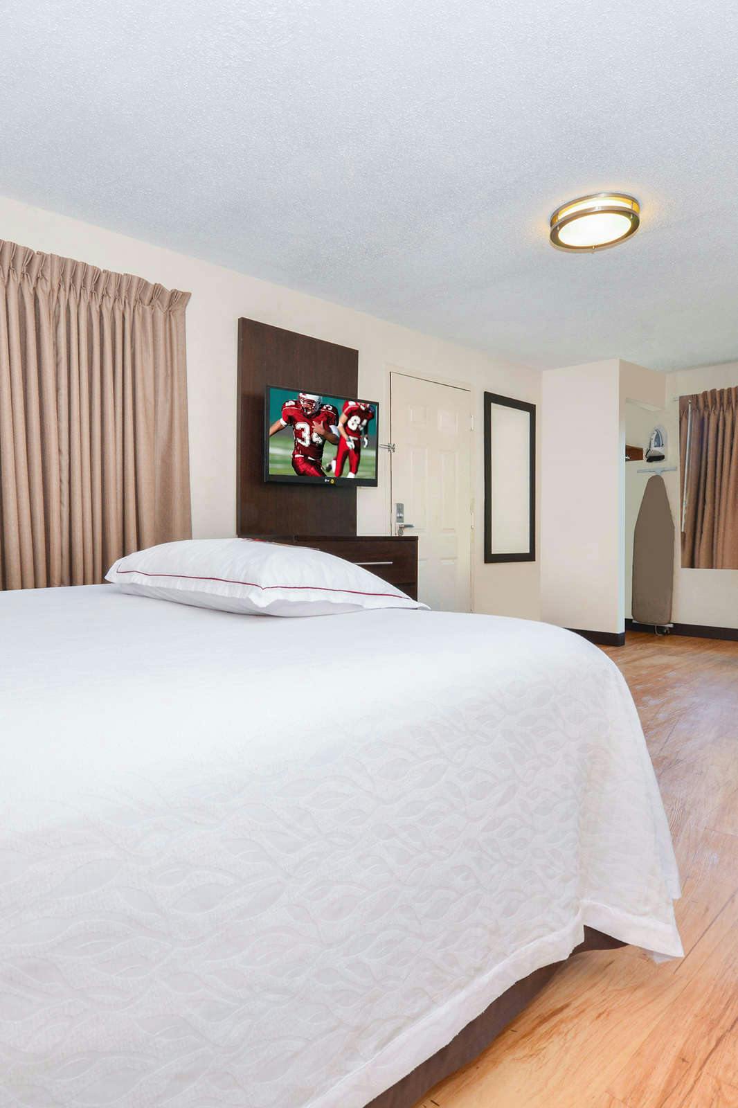 Hotel Red Roof PLUS+ & Suites Guilford photo 3