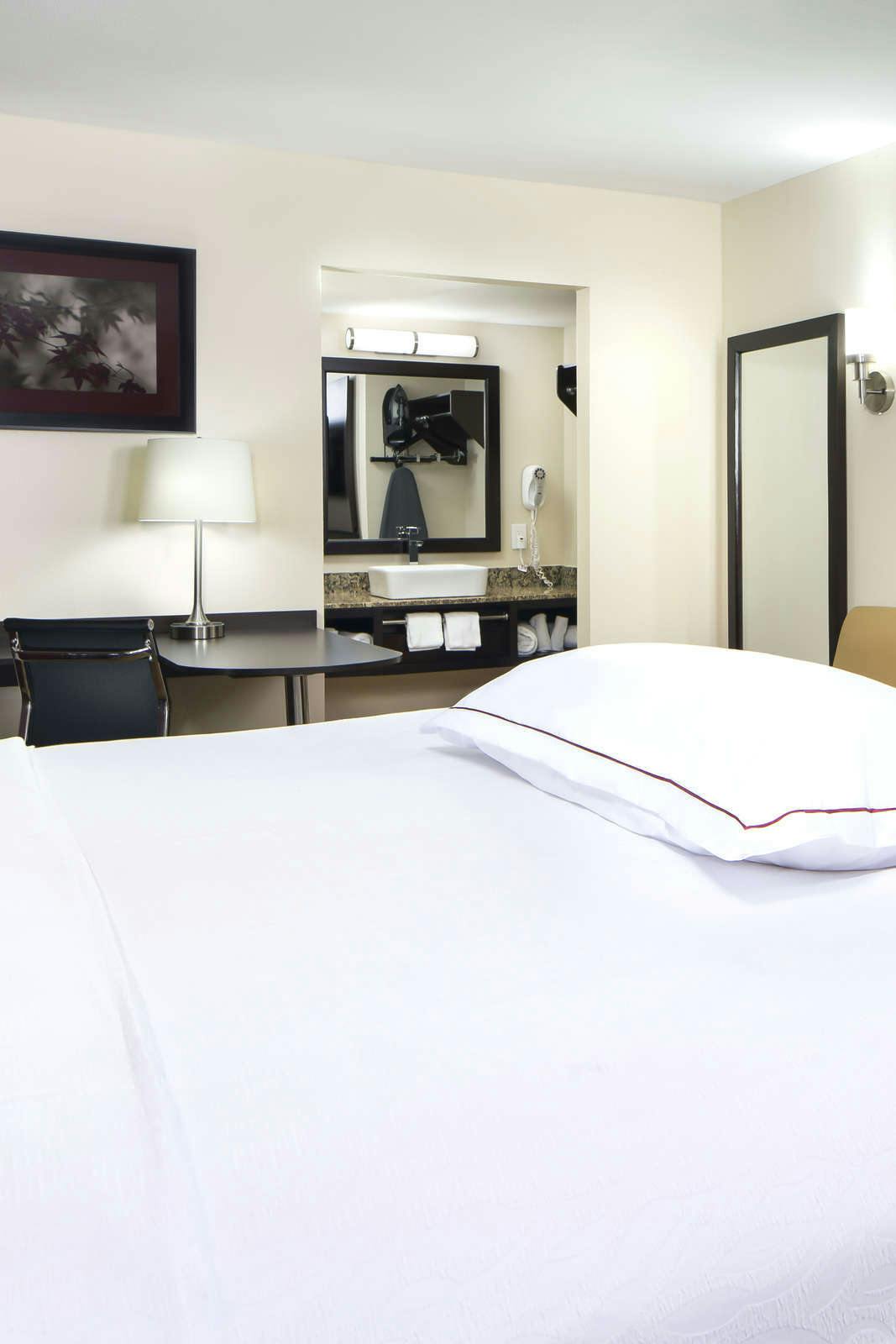 Hotel Red Roof PLUS+ Birmingham East - Irondale/ Airport photo 4