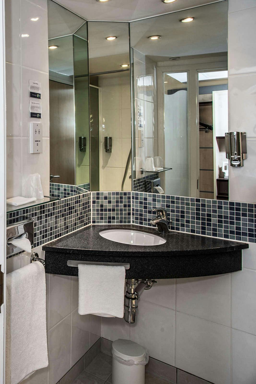 Hotel Holiday Inn Express London Stansted Airport photo 5