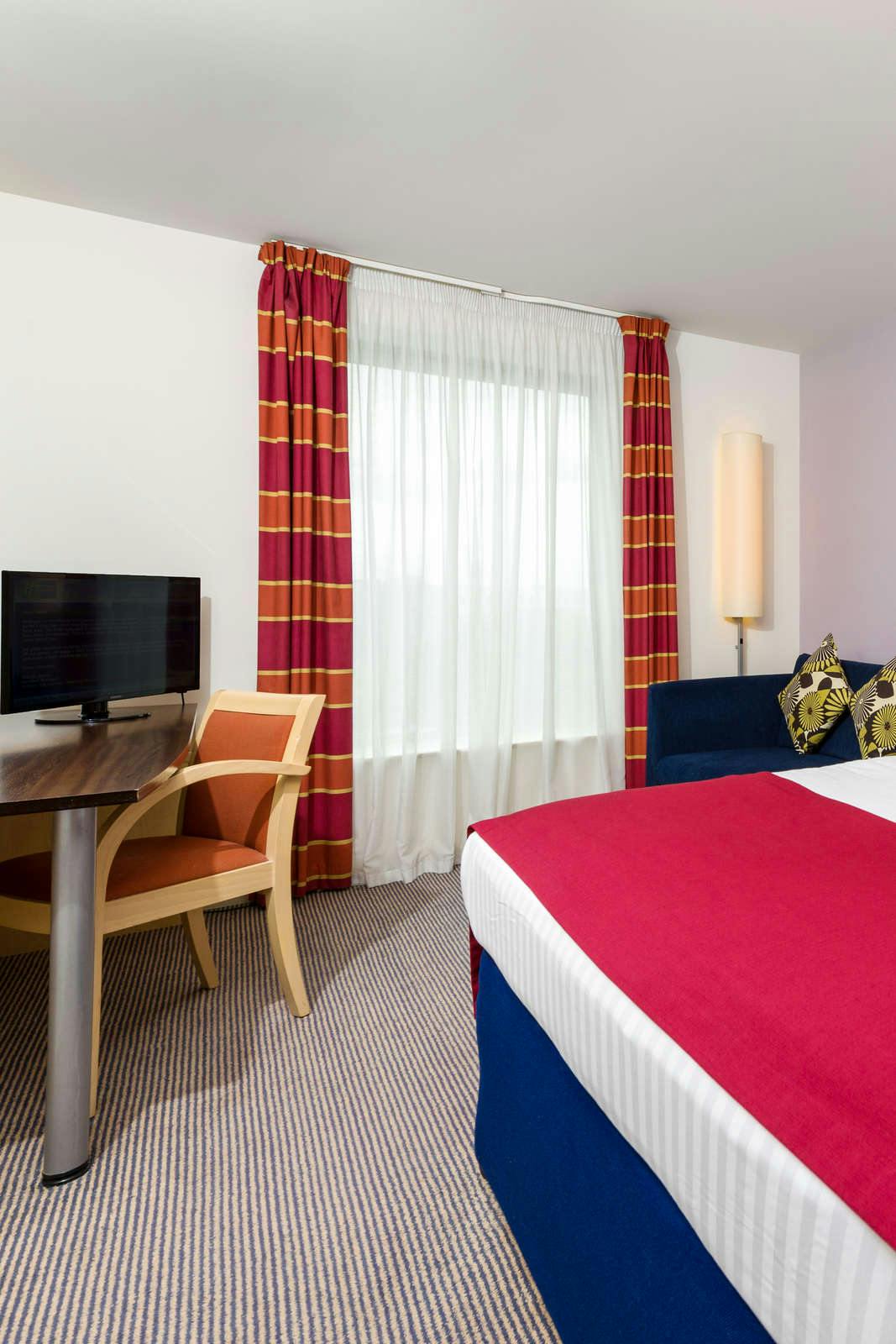 Hotel Holiday Inn Express London Stansted Airport photo 4
