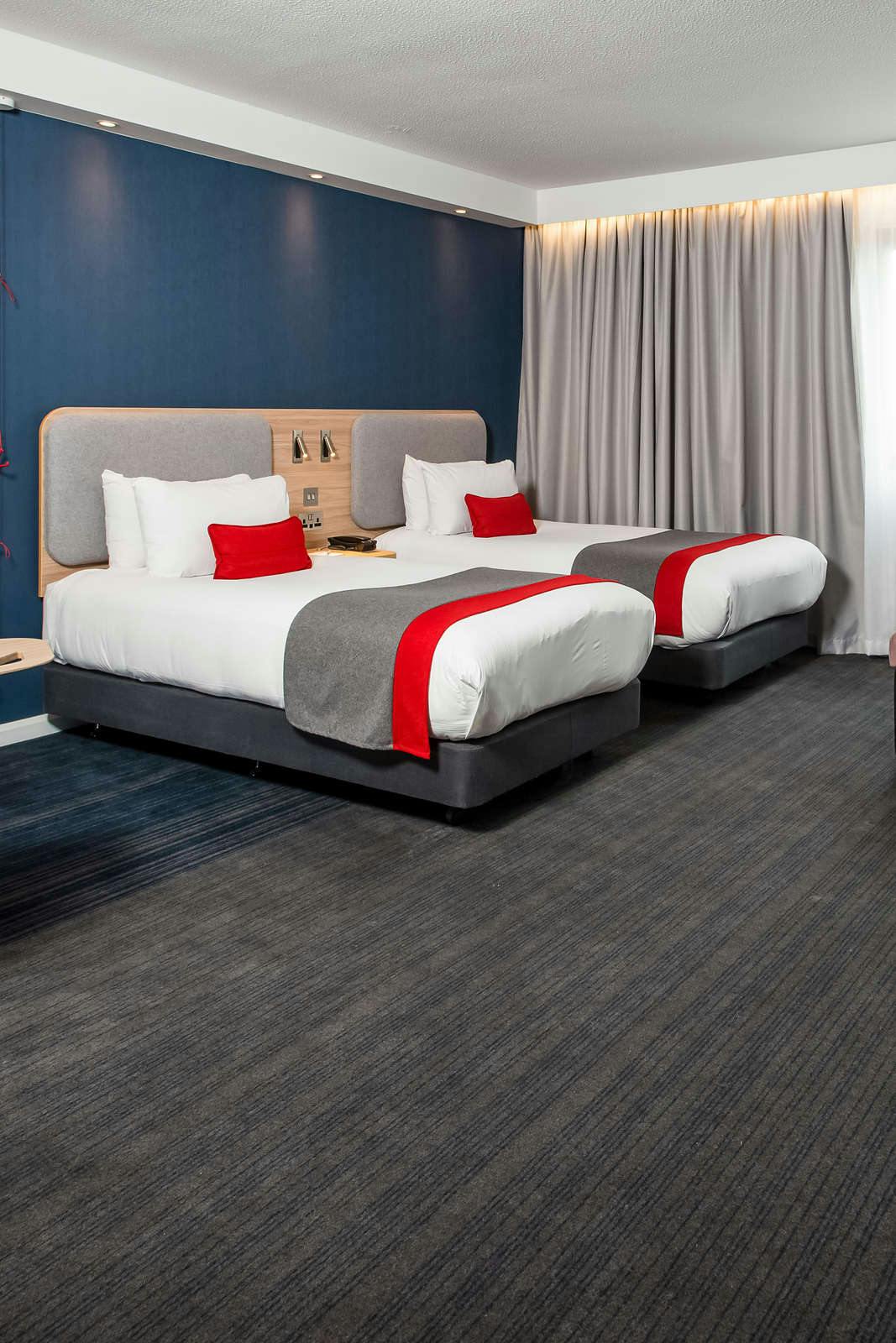 Hotel Holiday Inn Express London - Luton Airport photo 3