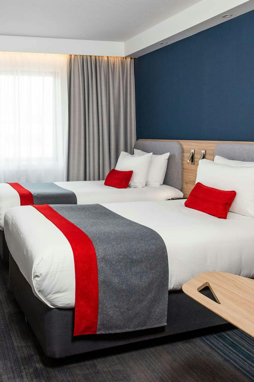 Hotel Holiday Inn Express London - Luton Airport photo 2