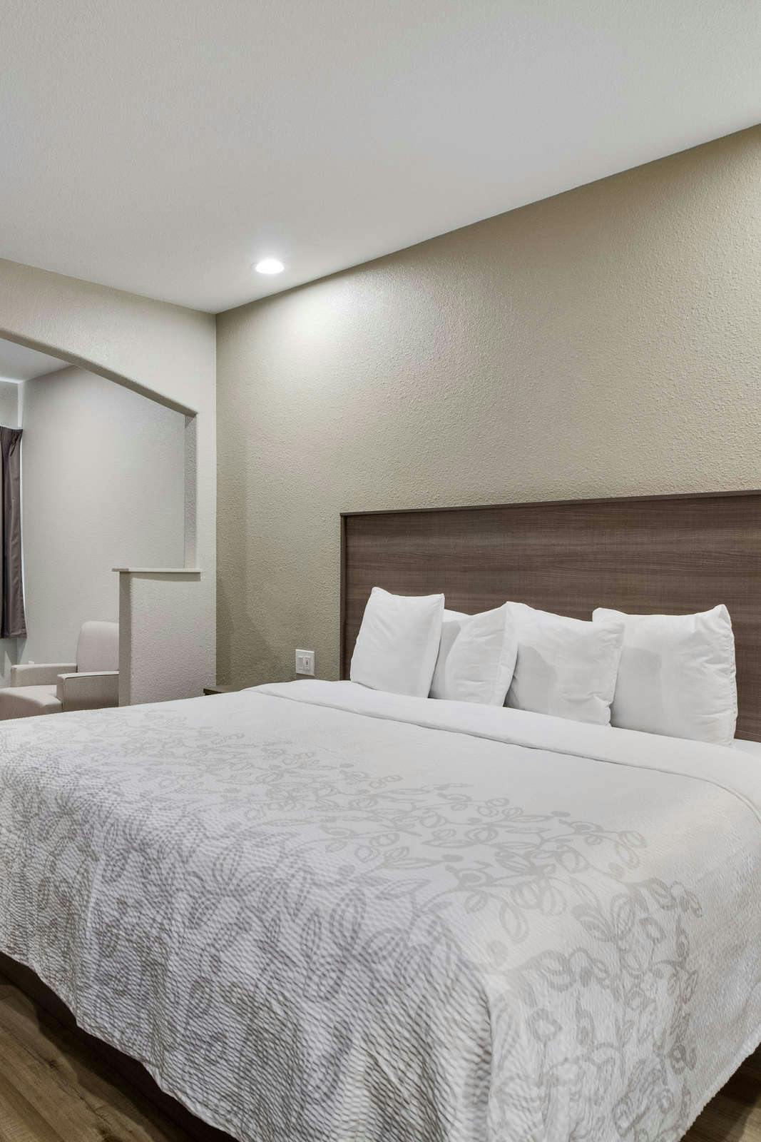 Hotel Red Roof PLUS+ Galveston – Beachfront photo 2