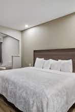 Hotel Red Roof PLUS+ Galveston – Beachfront photo 2