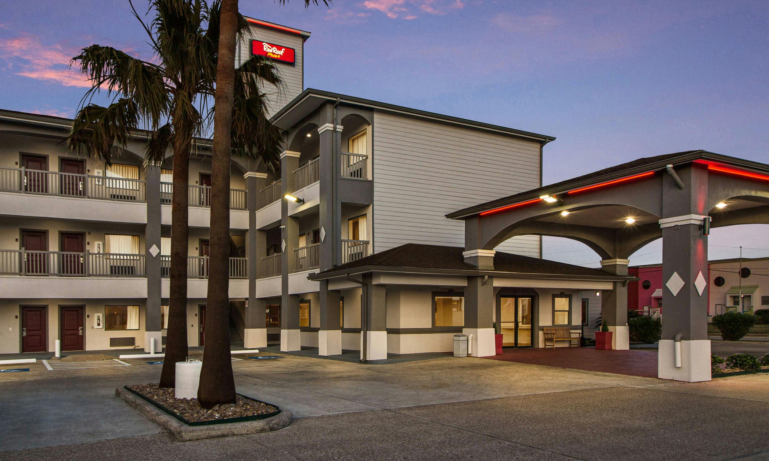 Red Roof PLUS+ Galveston – Beachfront
