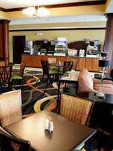 Hotel Holiday Inn Express Hotel & Suites Salina photo 4