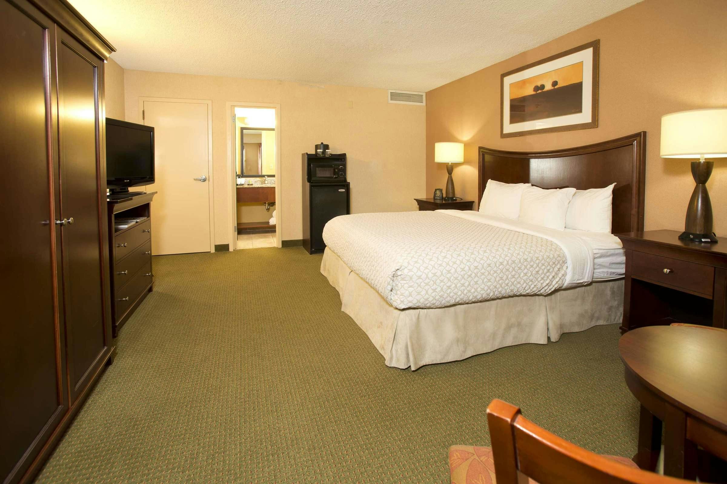 Hotel Embassy Suites by Hilton Tulsa I-44 photo 1