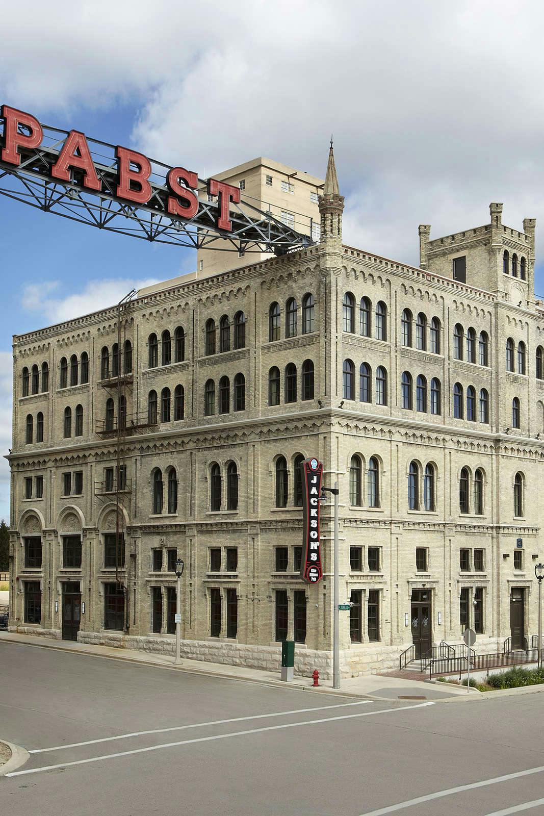 Hotel The Brewhouse Inn & Suites photo 1