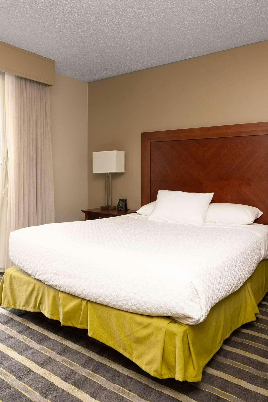 Hotel Embassy Suites by Hilton San Francisco Airport Waterfront photo 1