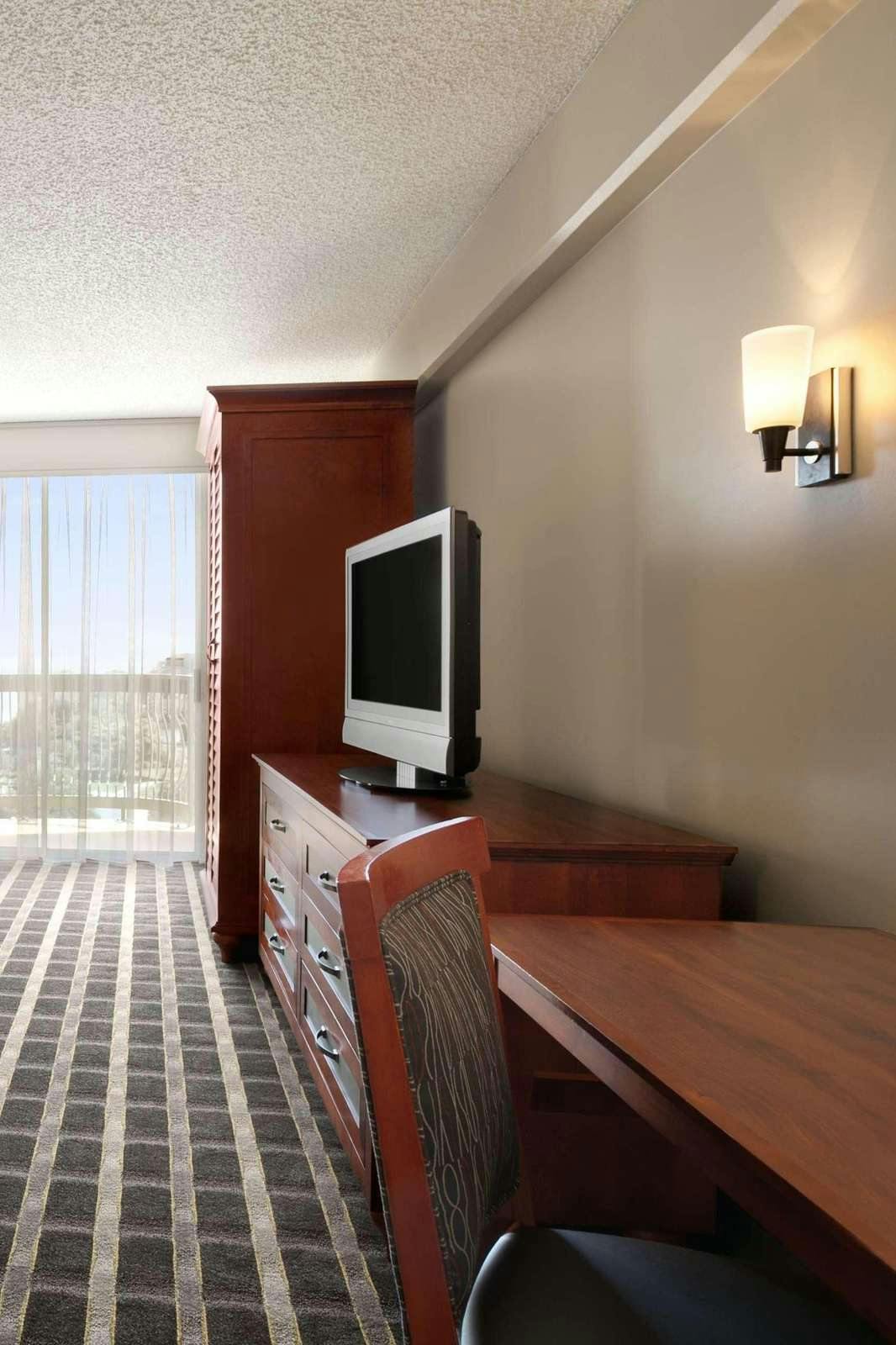 Hotel Embassy Suites by Hilton San Francisco Airport Waterfront photo 2