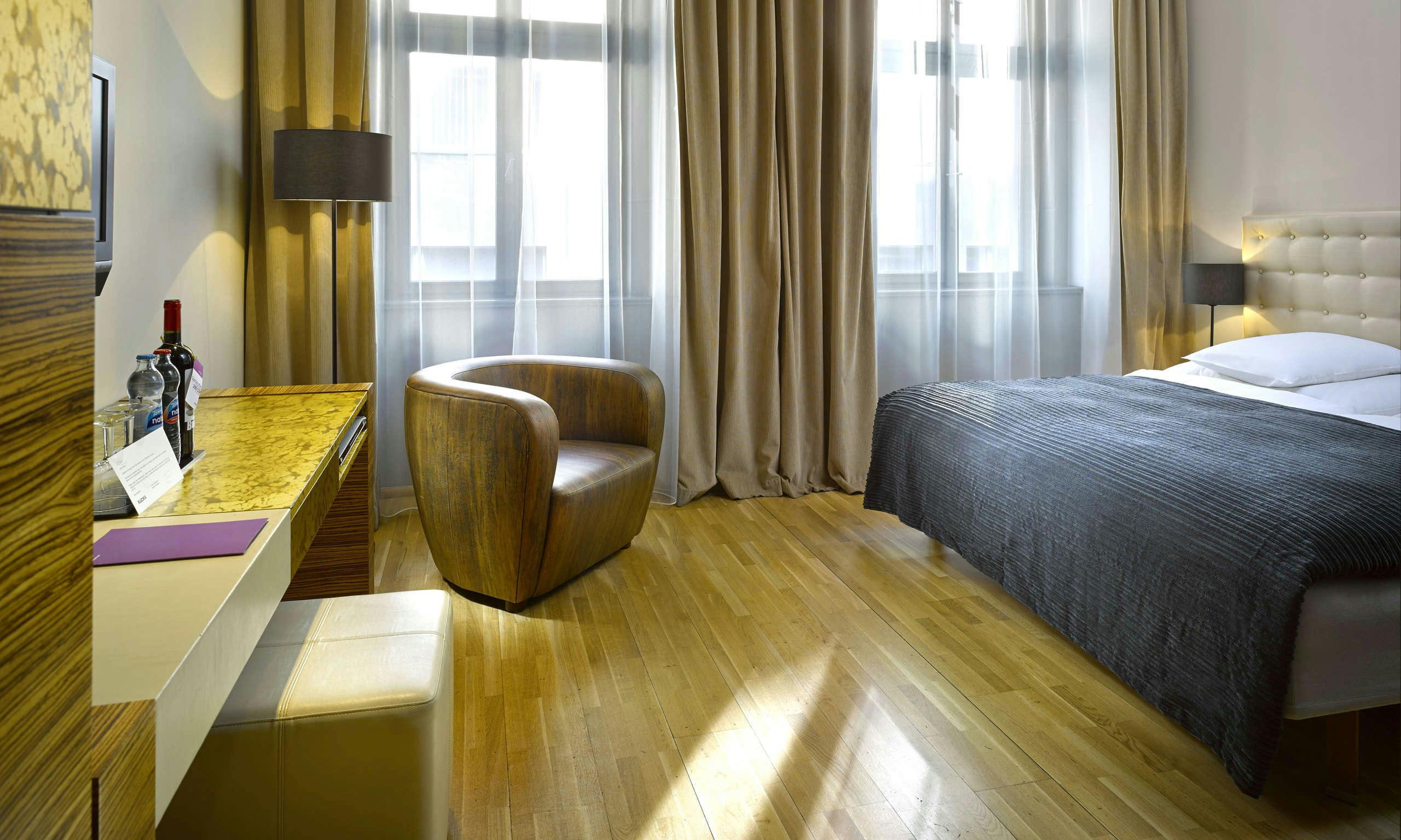 The ICON Hotel & Lounge