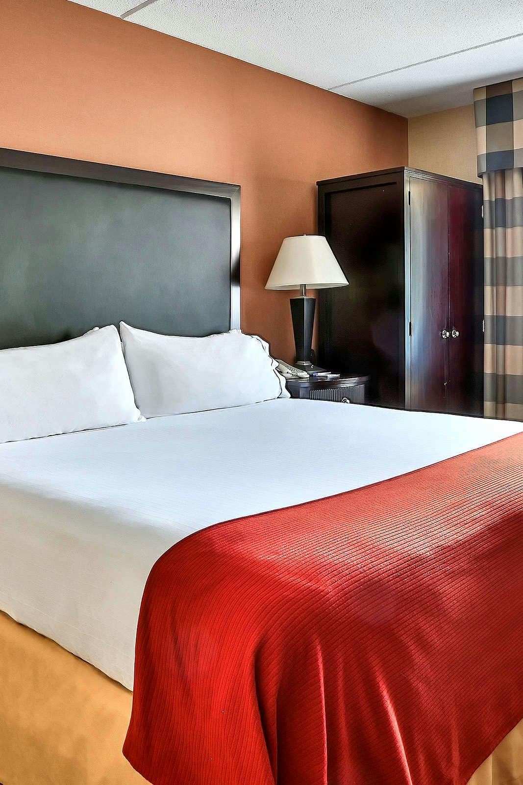 Hotel Holiday Inn Express Saugus photo 2