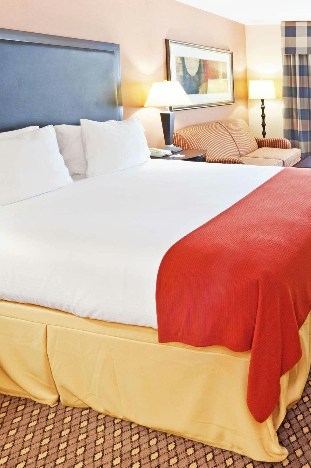 Hotel Holiday Inn Express Saugus photo 1