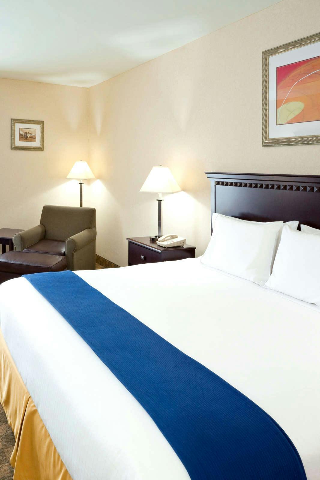 Hotel Holiday Inn Express & Suites Carneys Point - Pennsville, an IHG Hotel photo 4