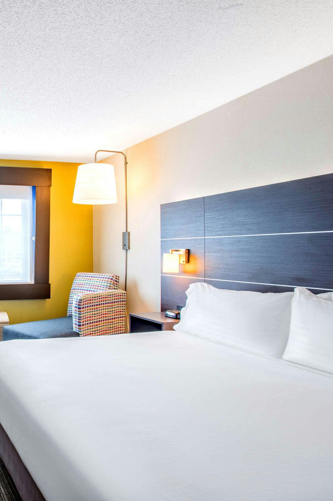 Hotel Holiday Inn Express Hotel & Suites Marlboro photo 2