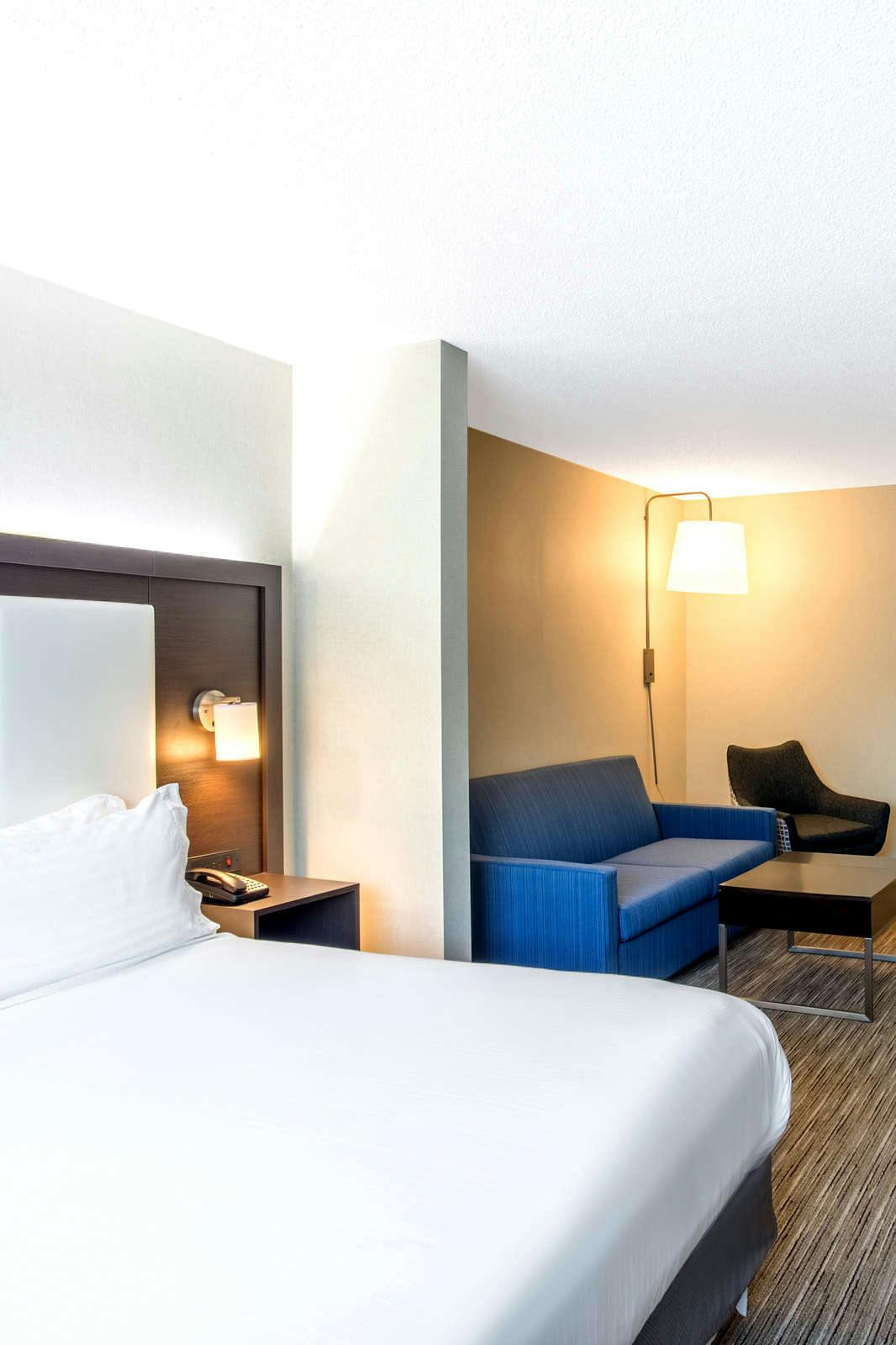 Hotel Holiday Inn Express Hotel & Suites Marlboro photo 1