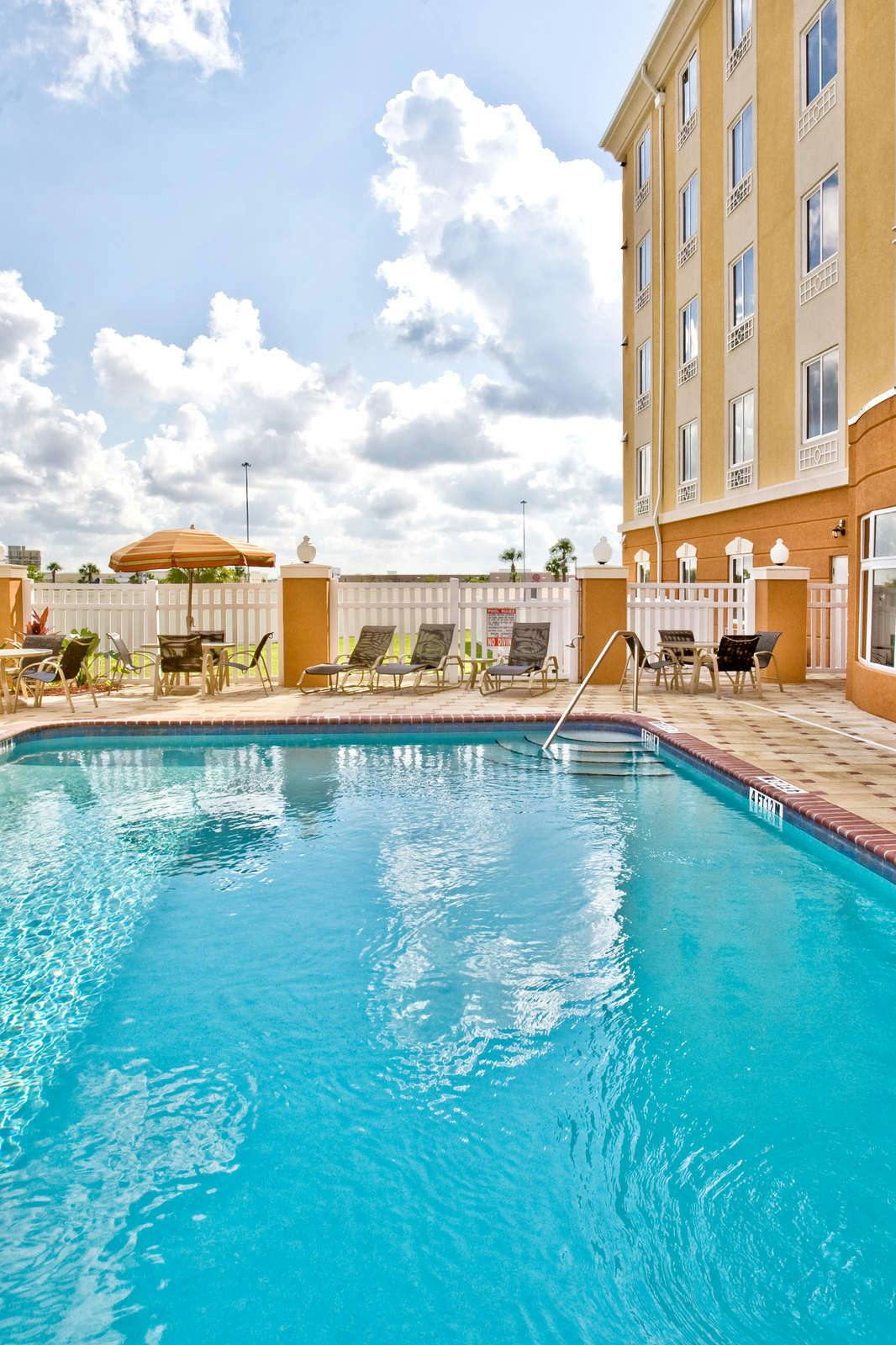 Hotel Holiday Inn Express Hotel & Suites Davenport photo 1