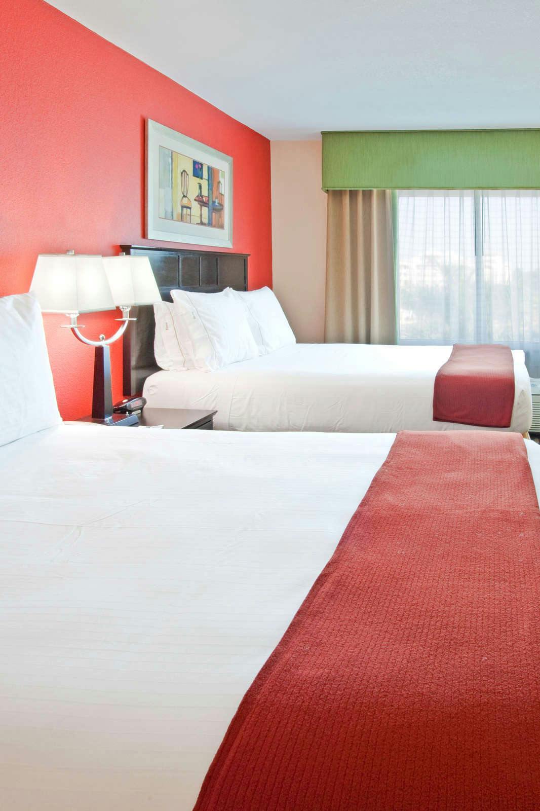 Hotel Holiday Inn Express Hotel & Suites Fort Lauderdale Airport photo 2