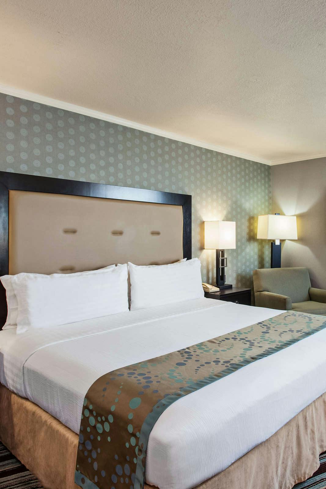 Hotel Holiday Inn Long Beach Airport photo 1