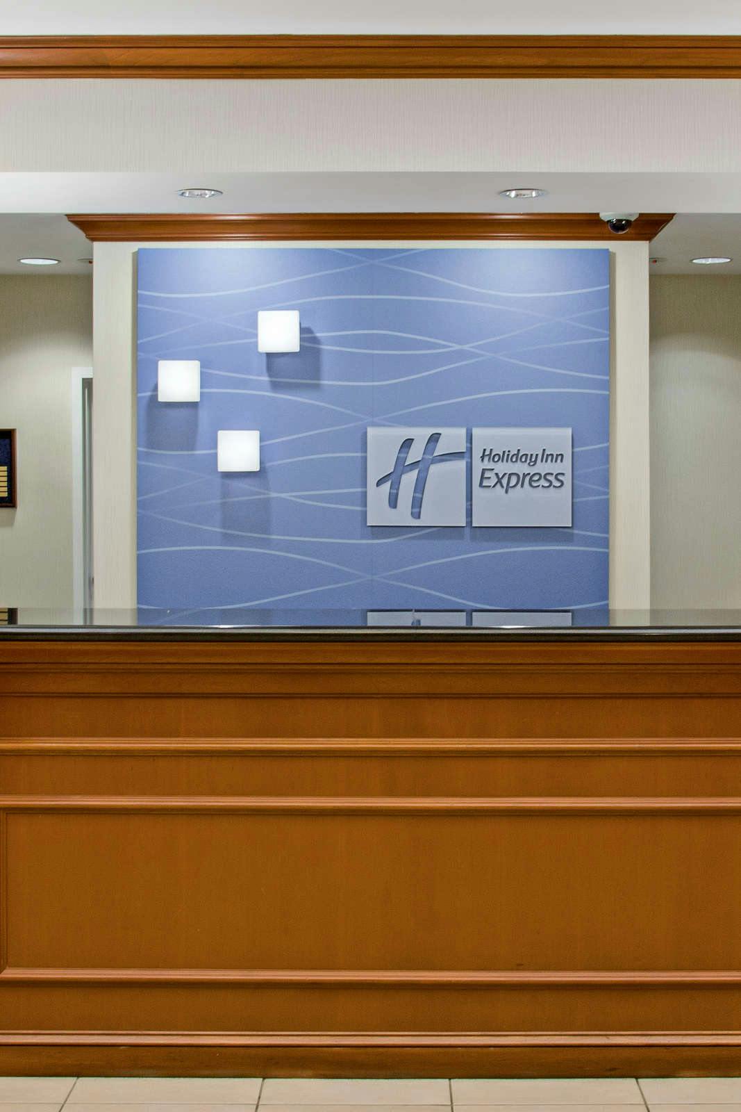 Hotel Holiday Inn Express Hotel & Suites Santa Clarita photo 4