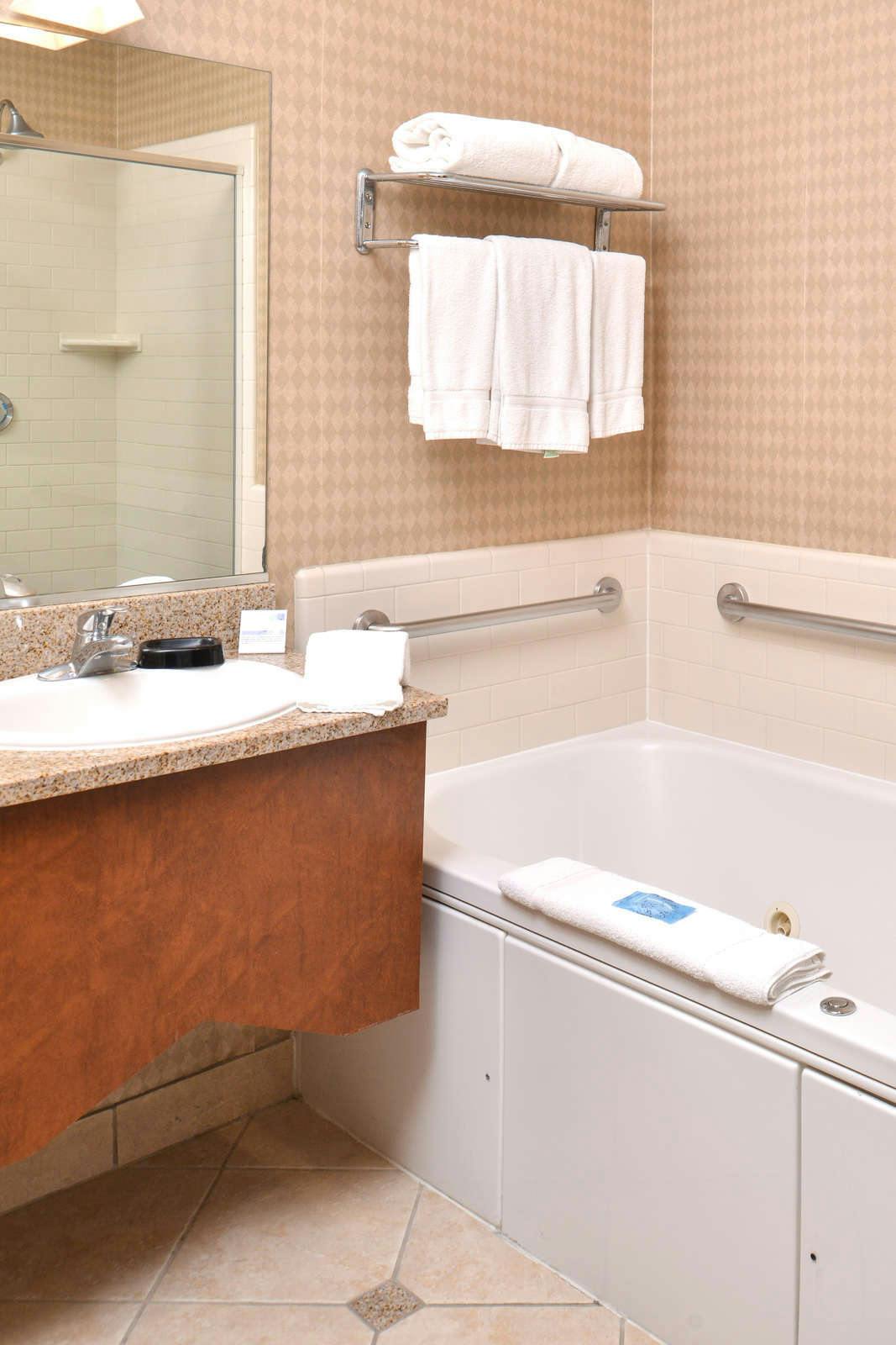 Hotel Holiday Inn Express Hotel & Suites Ventura Harbor photo 4