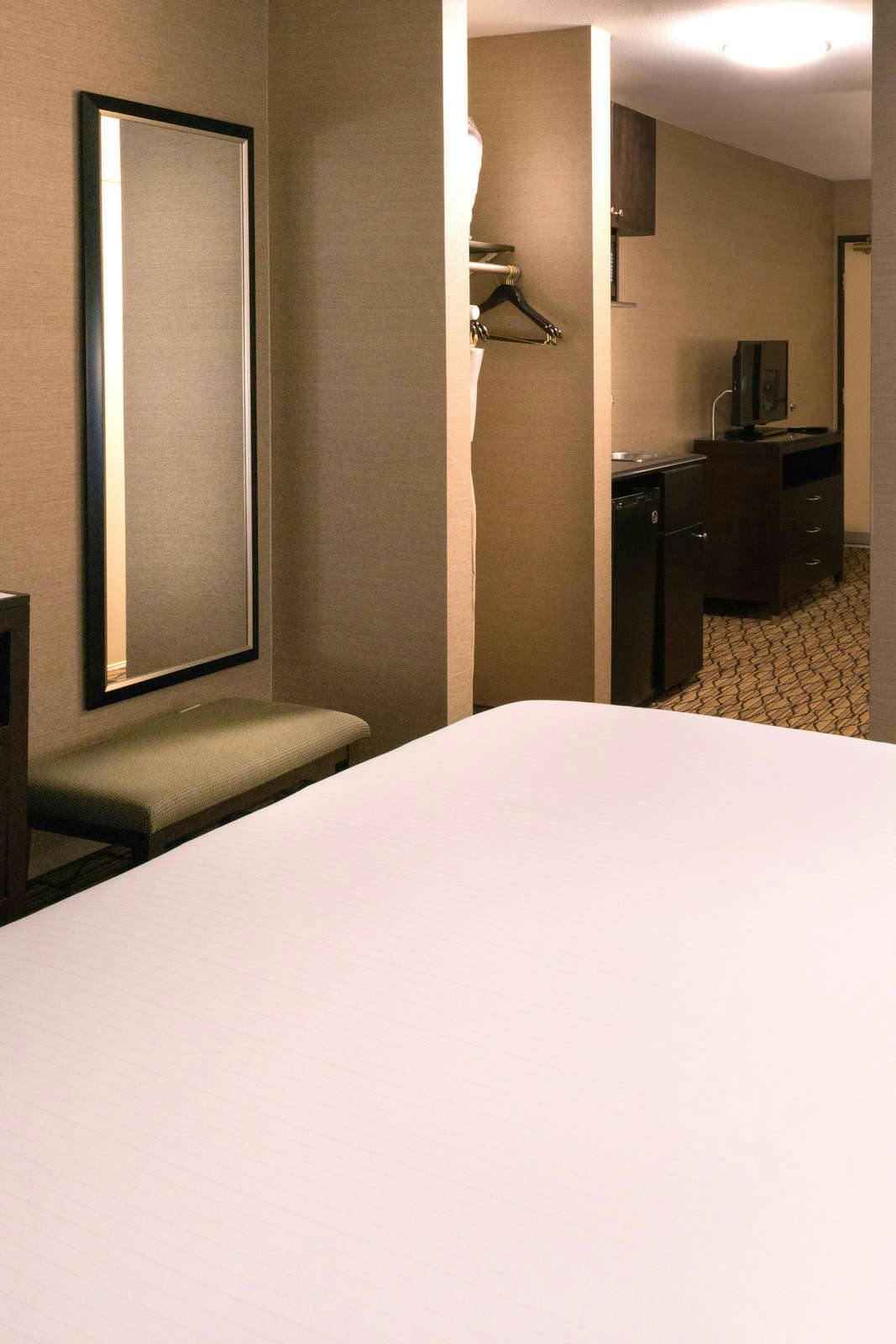 Hotel Holiday Inn Express Hotel & Suites Pasadena photo 3