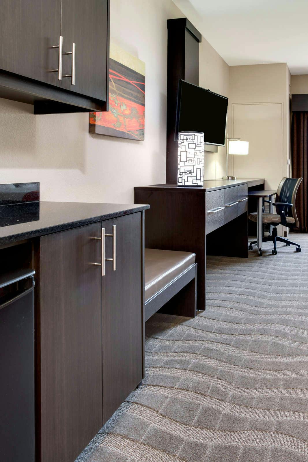 Hotel Holiday Inn Express Hotel & Suites Naples Downtown photo 3