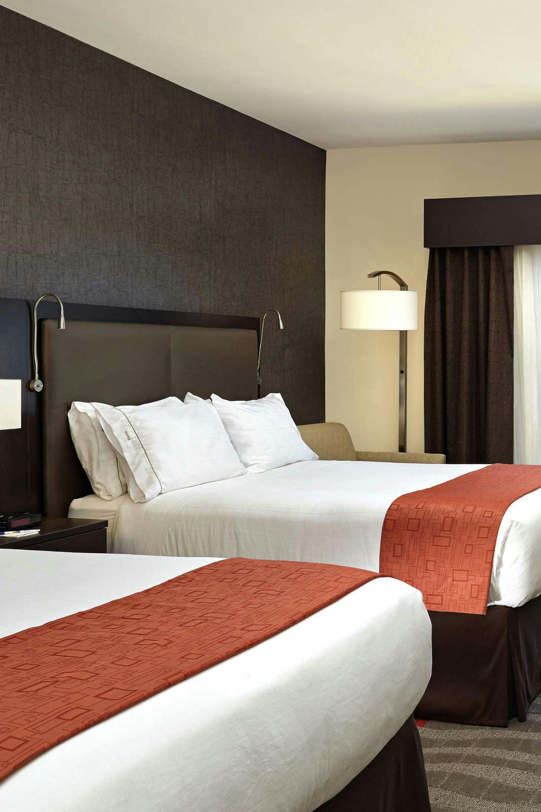 Hotel Holiday Inn Express Hotel & Suites Naples Downtown photo 2