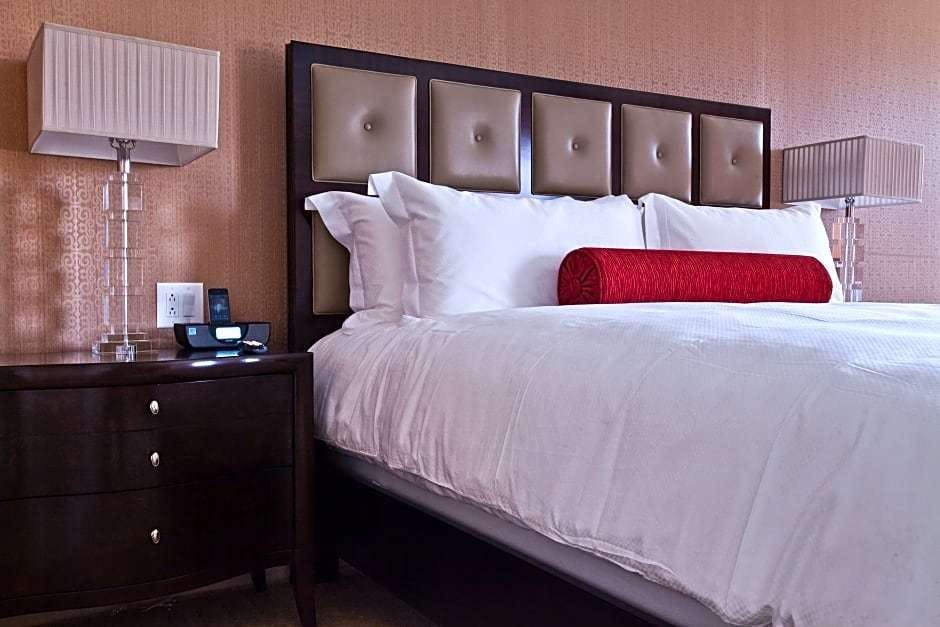 Hotel Town & Country Inn and Suites photo 1