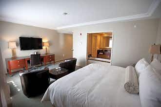 Hotel Town & Country Inn and Suites photo 2