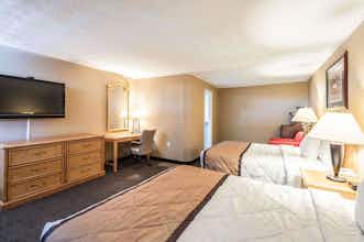 Hotel Rodeway Inn and Suites Charles Town WV photo 2