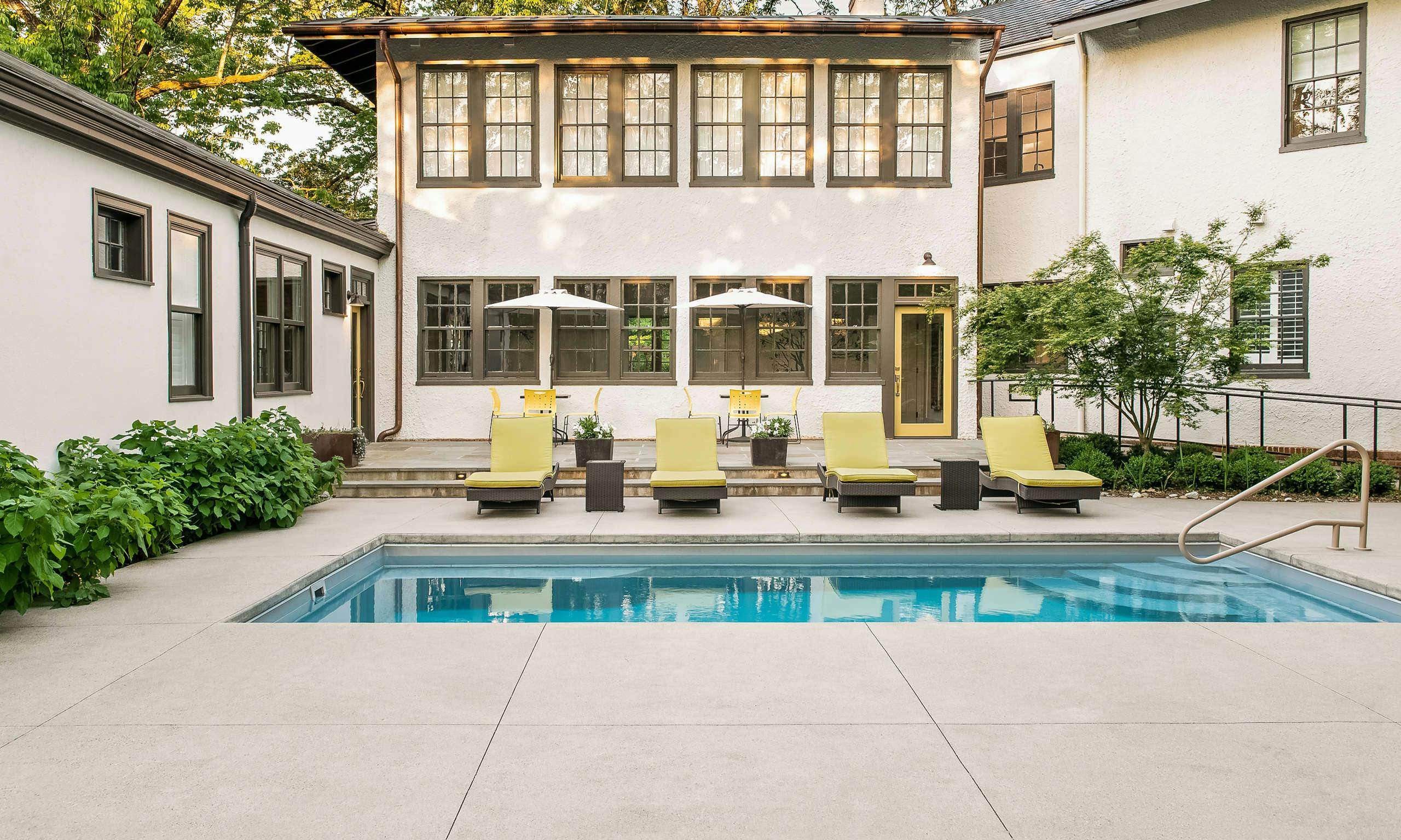 Oakhurst Inn at the University