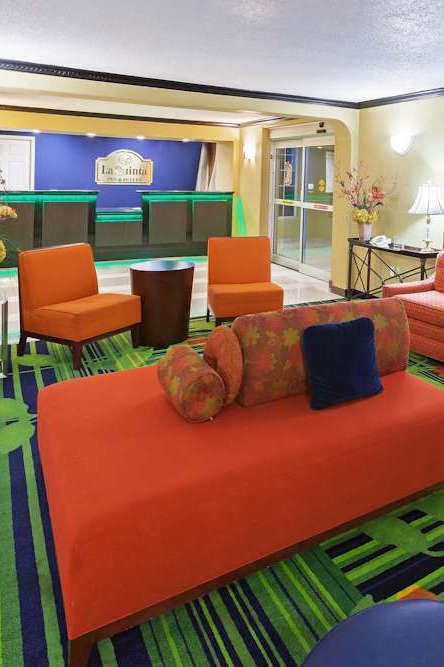 Hotel La Quinta by Wyndham Tulsa Central photo 2