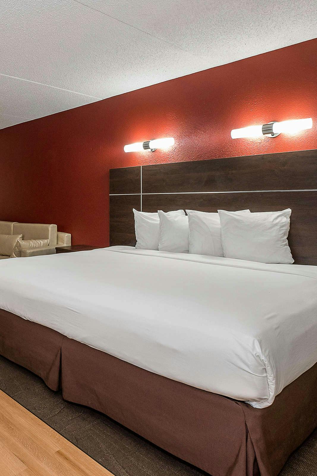 Hotel Red Roof PLUS+ & Suites Knoxville West-Cedar Bluff photo 3