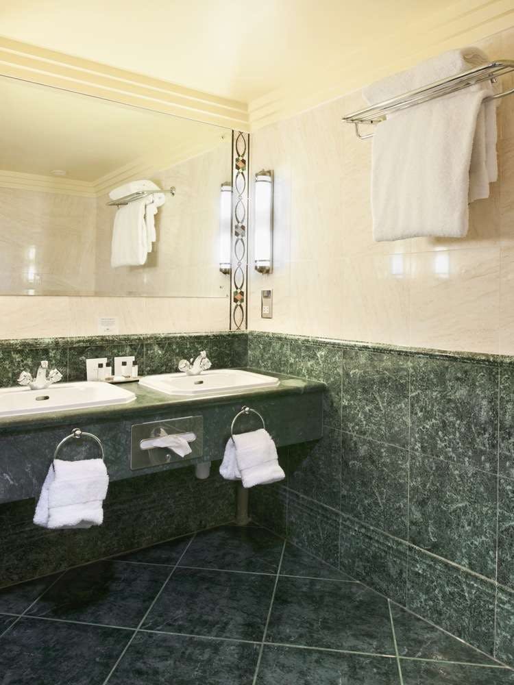 Hotel Crowne Plaza Liverpool John Lennon Airport photo 2