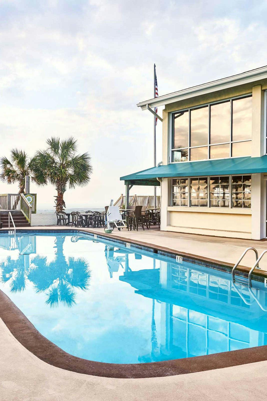 Hotel The Oceanfront Litchfield Inn photo 1