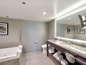 Hotel Doubletree By Hilton Bloomington photo 1