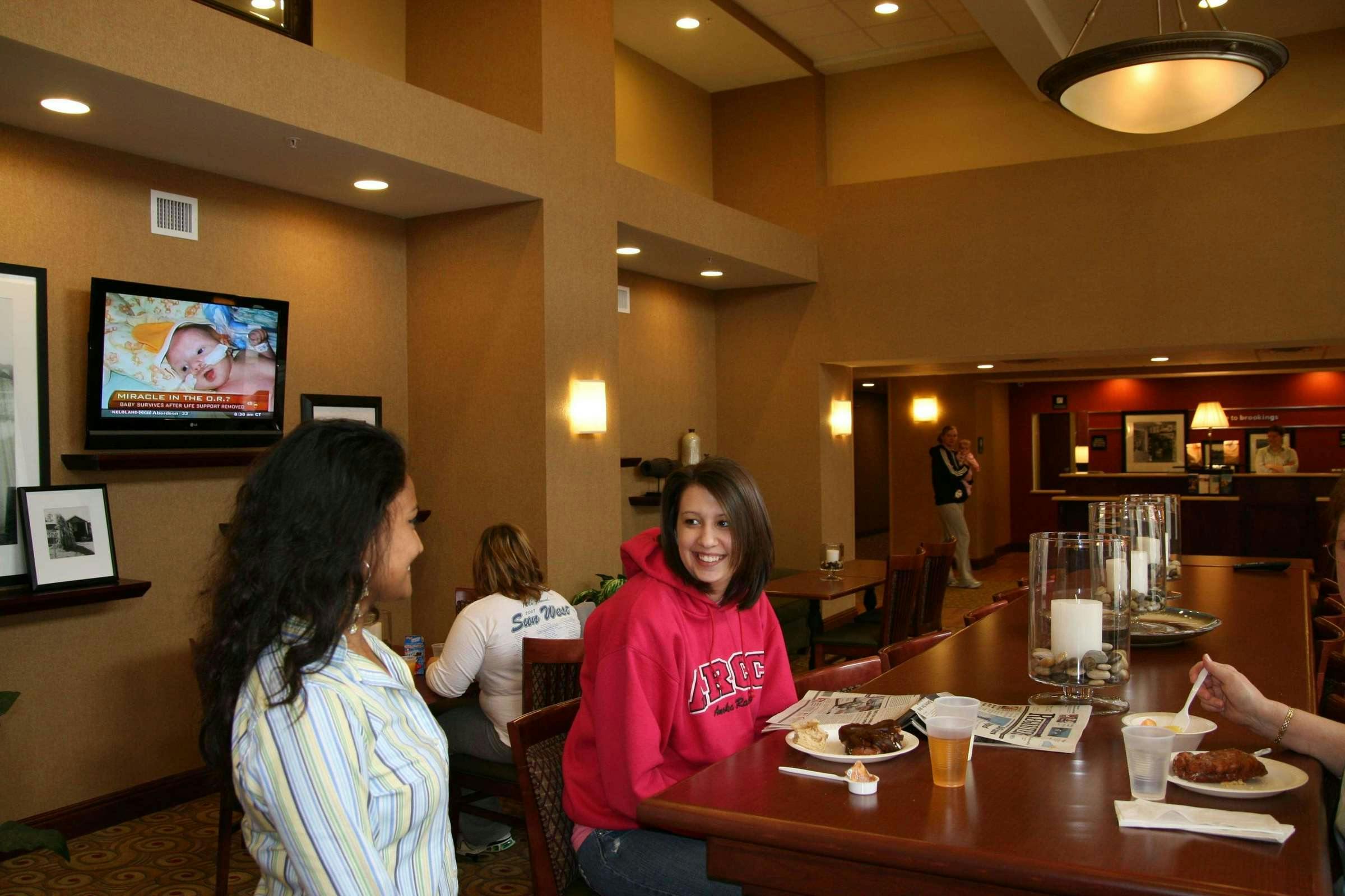 Hotel Hampton Inn and Suites Brookings, SD photo 1