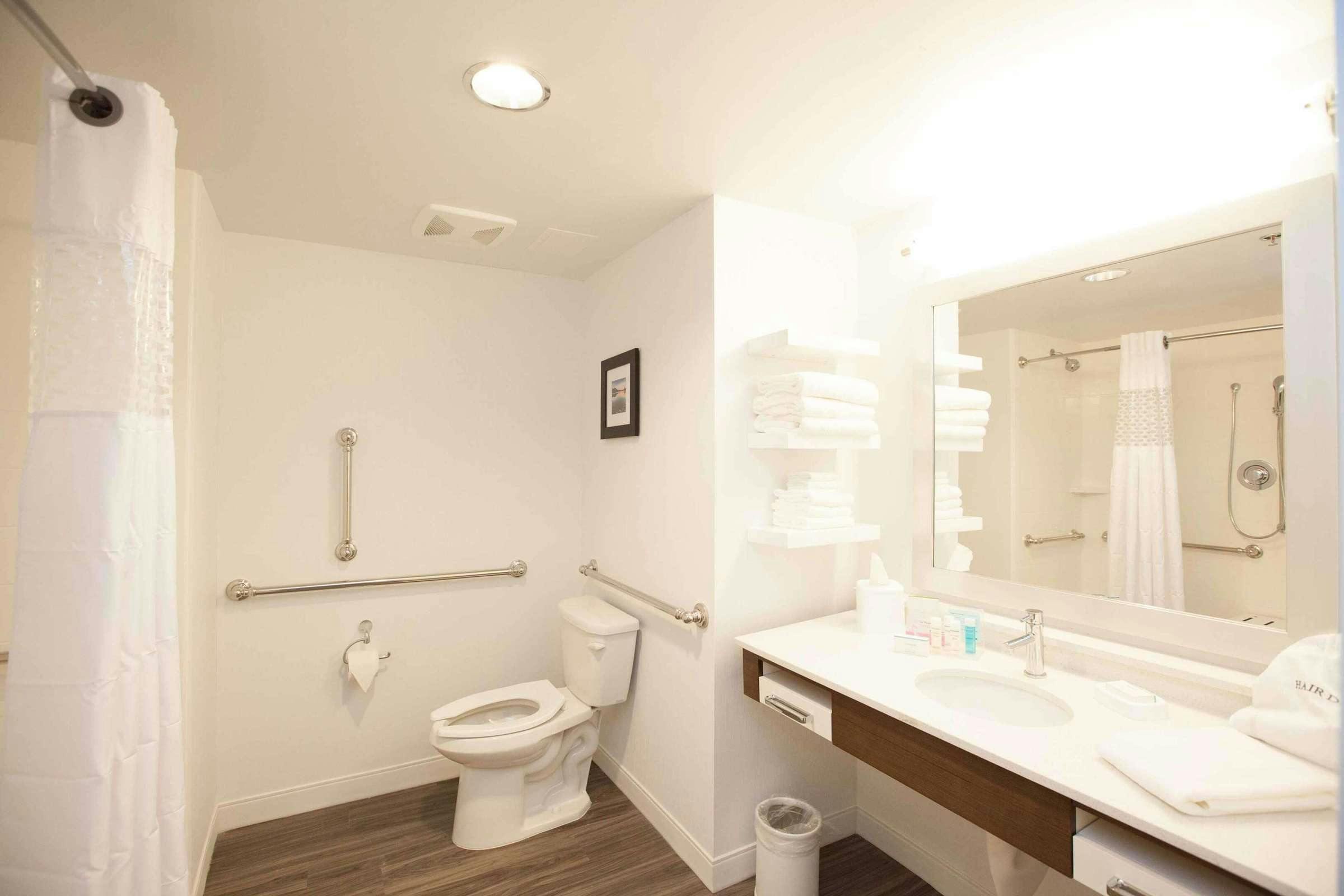 Hotel Hampton Inn Emerson LakePoint photo 4