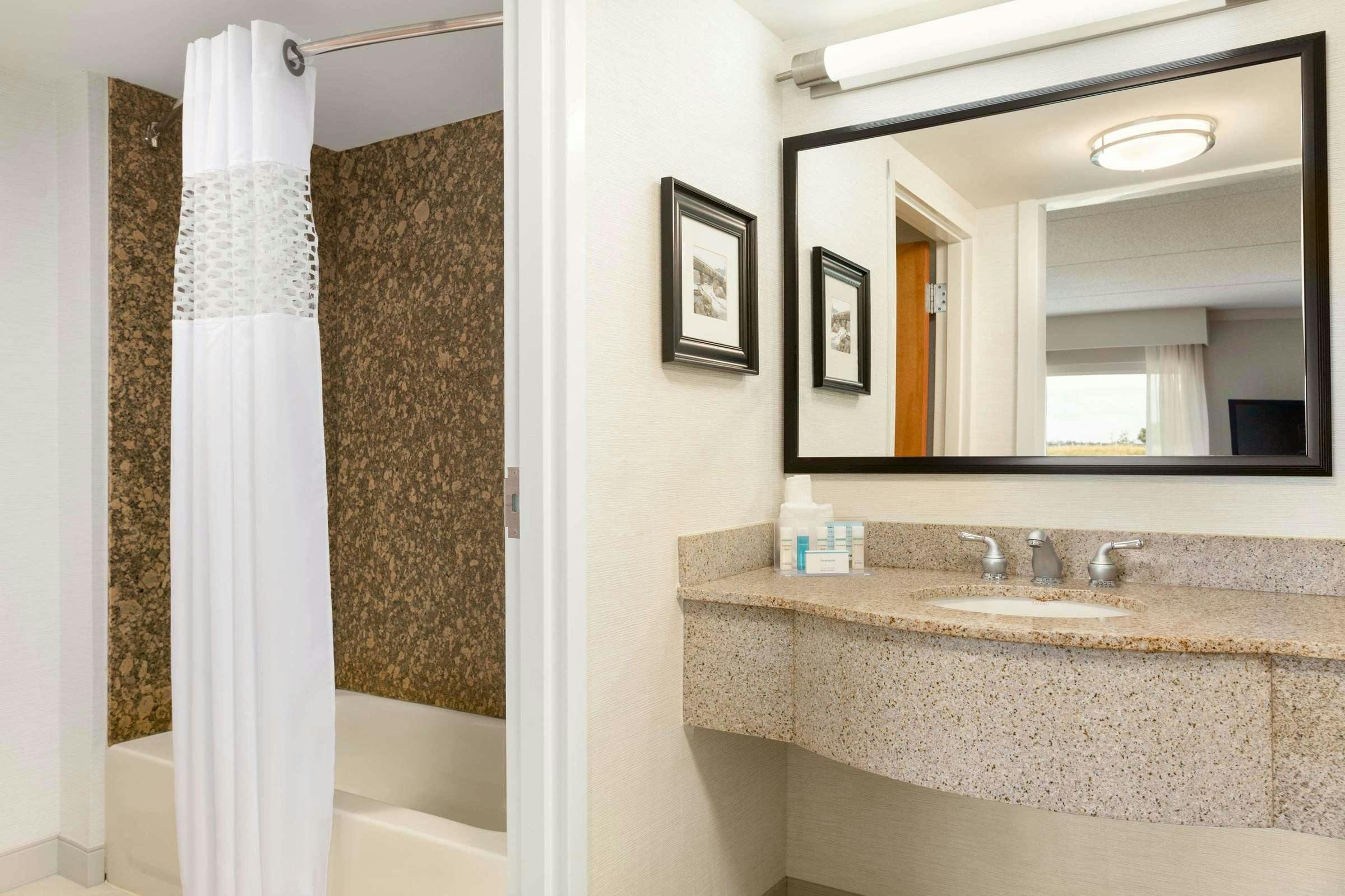 Hotel Hampton Inn & Suites By Hilton Manchester - Bedford photo 1