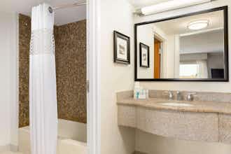 Hotel Hampton Inn & Suites Manchester-Bedford photo 1