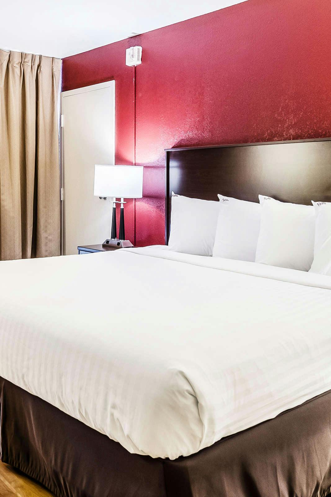 Hotel Red Roof PLUS+ Wichita East photo 2