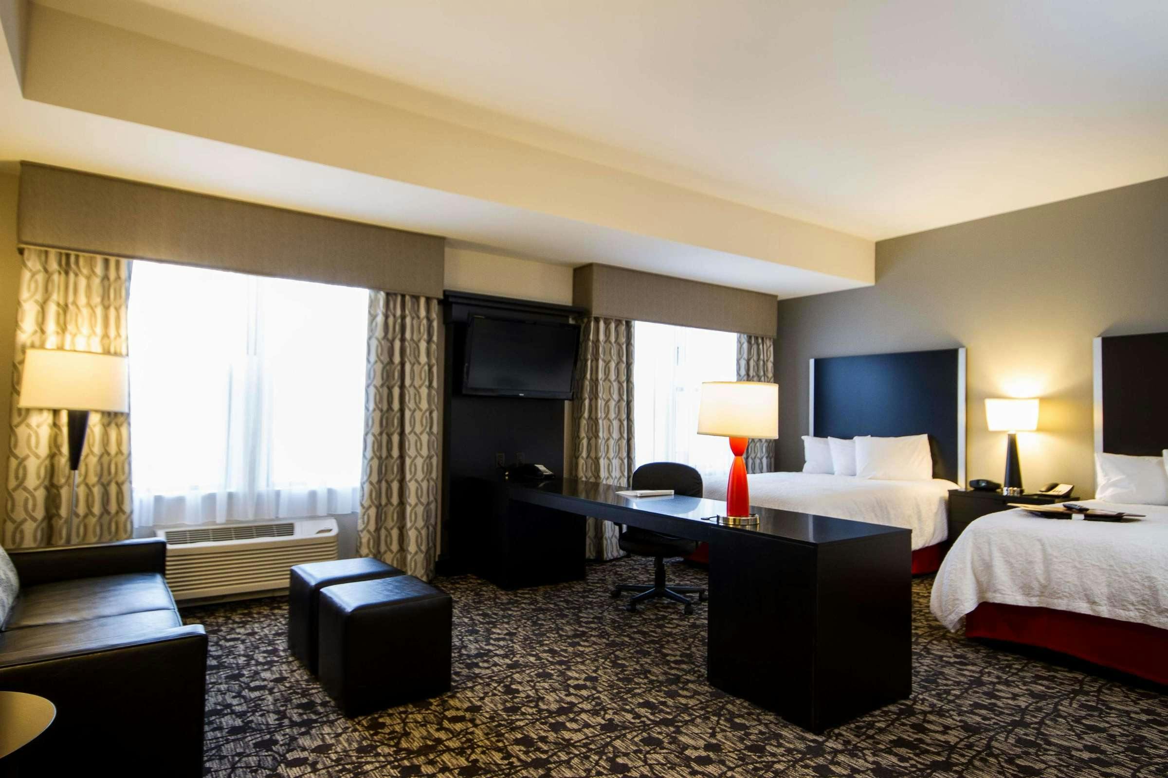 Hotel Hampton Inn & Suites DuPont photo 1