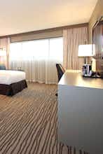 Hotel DoubleTree by Hilton Hotel Newark Airport photo 2